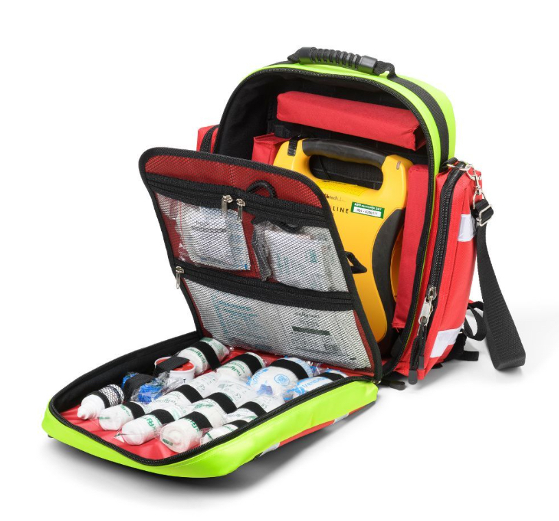 Geopende professionele EHBO-rugtas met verbandmiddelen en AED